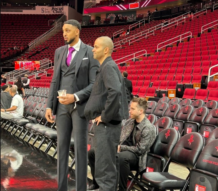 為球隊(duì)打氣！馬刺名宿帕克今天來(lái)到了豐田中心觀戰(zhàn)馬刺VS火箭