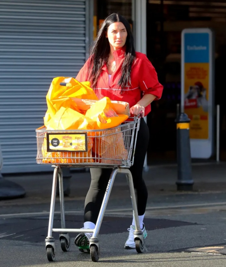 太陽(yáng)報(bào)：沃克妻子被拍到在當(dāng)?shù)爻匈?gòu)物，她未佩戴婚戒