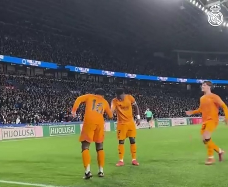 國(guó)王杯戰(zhàn)勝皇家社會(huì)，恩德里克進(jìn)球后與維尼修斯握手慶祝