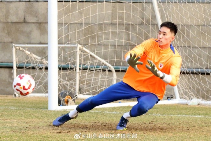 2月27日下午，山東泰山隊進行了與大連英博的賽前官方訓(xùn)練
