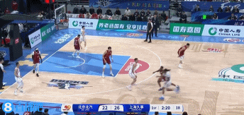 平地起驚雷！閆鵬飛接球順下 力壓周琦單臂暴扣