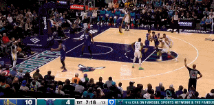 相同的戰(zhàn)術(shù)！庫里連續(xù)借掩護命中中投+三分 勇士迅速拉開比分！