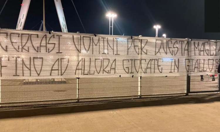意媒：尤文部分球迷拉橫幅抗議，表達對球隊和管理層的不滿