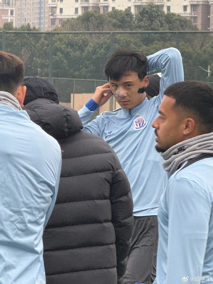 媒體人：申花后衛(wèi)蔣圣龍鼻梁骨裂，明天將戴著面具登場(chǎng)