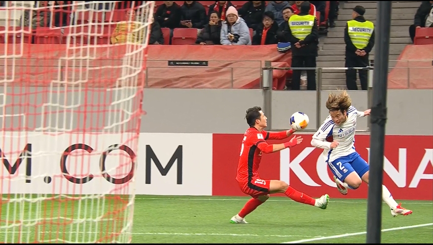 裁判沒看到！明天用手將球推出底線，橫濱要任意球&裁判給了角球