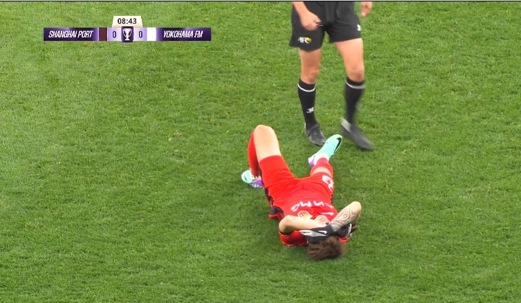 開場9分鐘傷退！傅歡回傳后倒地，無法堅(jiān)持被換下場