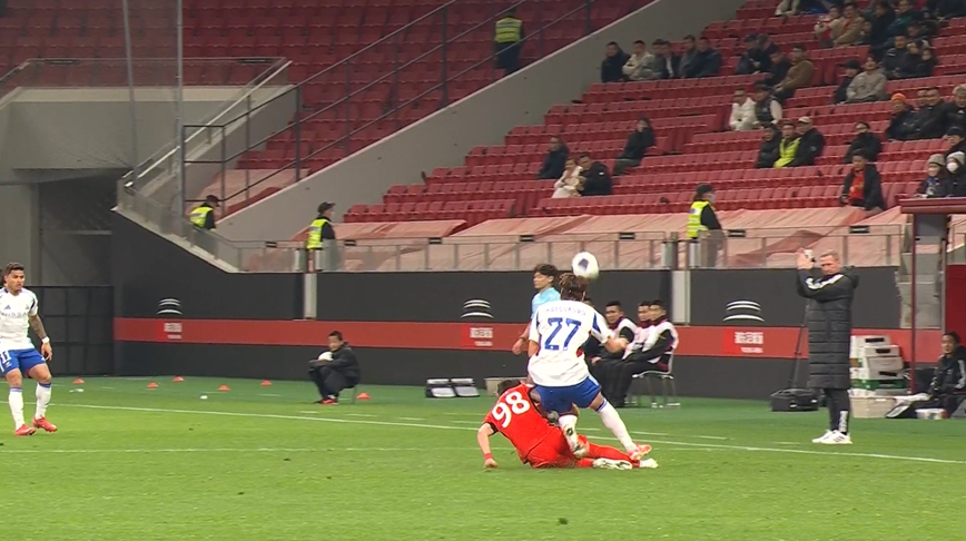 動(dòng)作有點(diǎn)大！維塔爾側(cè)面飛鏟犯規(guī)，開場14分鐘染黃！