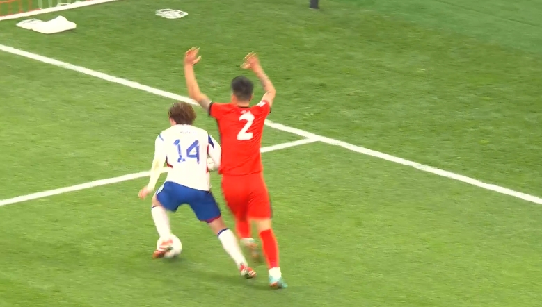 李昂被植中朝日切內(nèi)線不敢做動(dòng)作，“高舉雙手”送對(duì)手下底倒三角