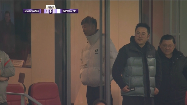 現(xiàn)場支持球隊(duì)，武磊一身休閑裝現(xiàn)身海港看臺觀戰(zhàn)亞冠