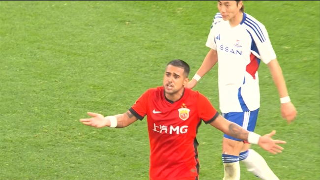 這球犯規(guī)嗎??萊昂納多停球轉(zhuǎn)身破門(mén)，但裁判提前吹哨示意他犯規(guī)