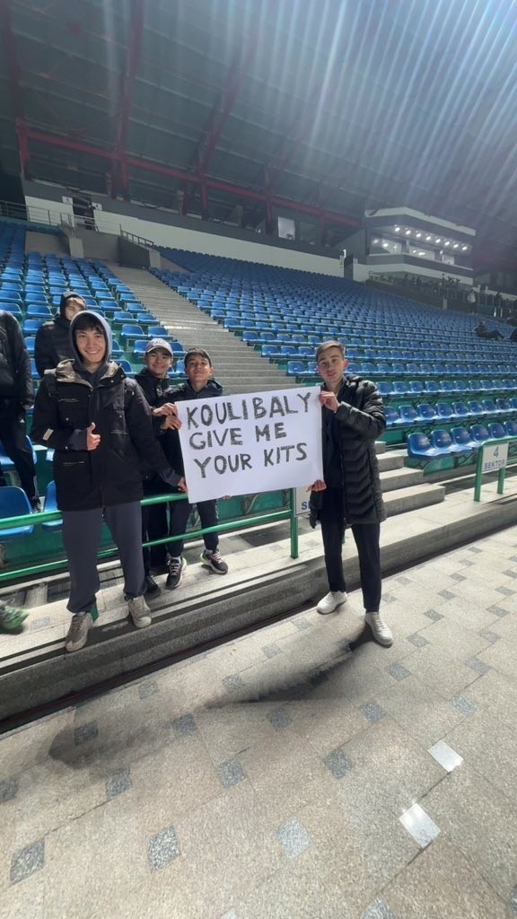 利雅得新月客戰(zhàn)塔什干棉農！現(xiàn)場球迷打橫幅向庫利巴利索要球衣