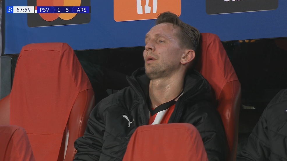 被打懵了，盧克-德容被換下后直接葛優(yōu)癱在替補(bǔ)席