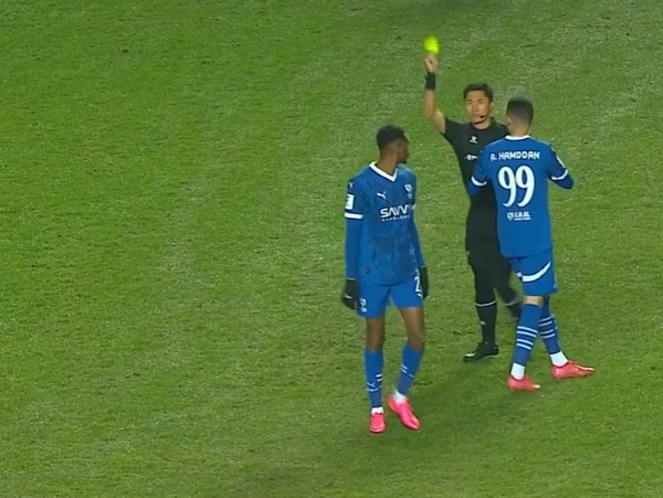怒出黃牌拉都拉不住！馬寧疑似遭新月球員嘲諷，其補(bǔ)時(shí)判罰引爭(zhēng)議