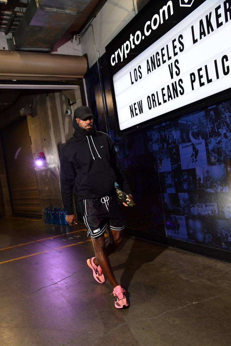 黑色穿搭！媒體曬詹姆斯賽前入場照 全力沖擊5萬分