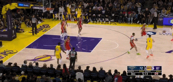 穿針引線！東契奇突破吸引防守連送助攻 范德比爾特先三分后暴扣