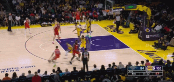 對飆真精彩！錫安各種突破強打擋不住 詹姆斯里突外投強勢回應(yīng)！