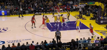 天賦炸裂！錫安突到內(nèi)線對抗防守 超級拉桿大回環(huán)上籃打中