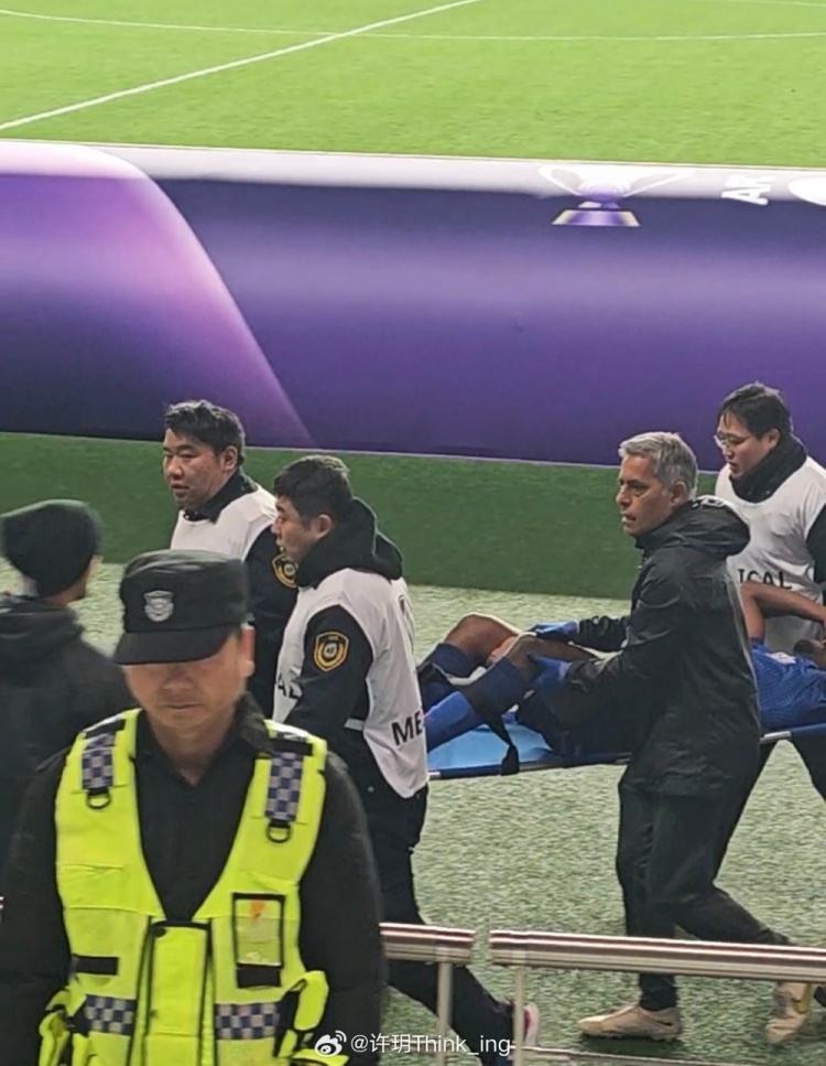 媒體人：非常不妙！離場時醫(yī)療主管羅賓用手扶著阿馬杜左膝