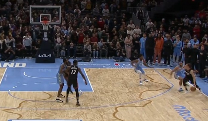 功虧一簣！鄧羅接球橫帶一步直接拔起三分命中 但無效&先踩線啦！