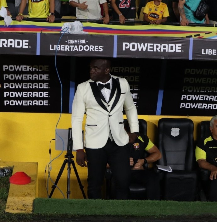 優(yōu)雅！“巴塞羅那”主帥卡斯蒂略一身盛裝，爆冷3-0大勝科林蒂安