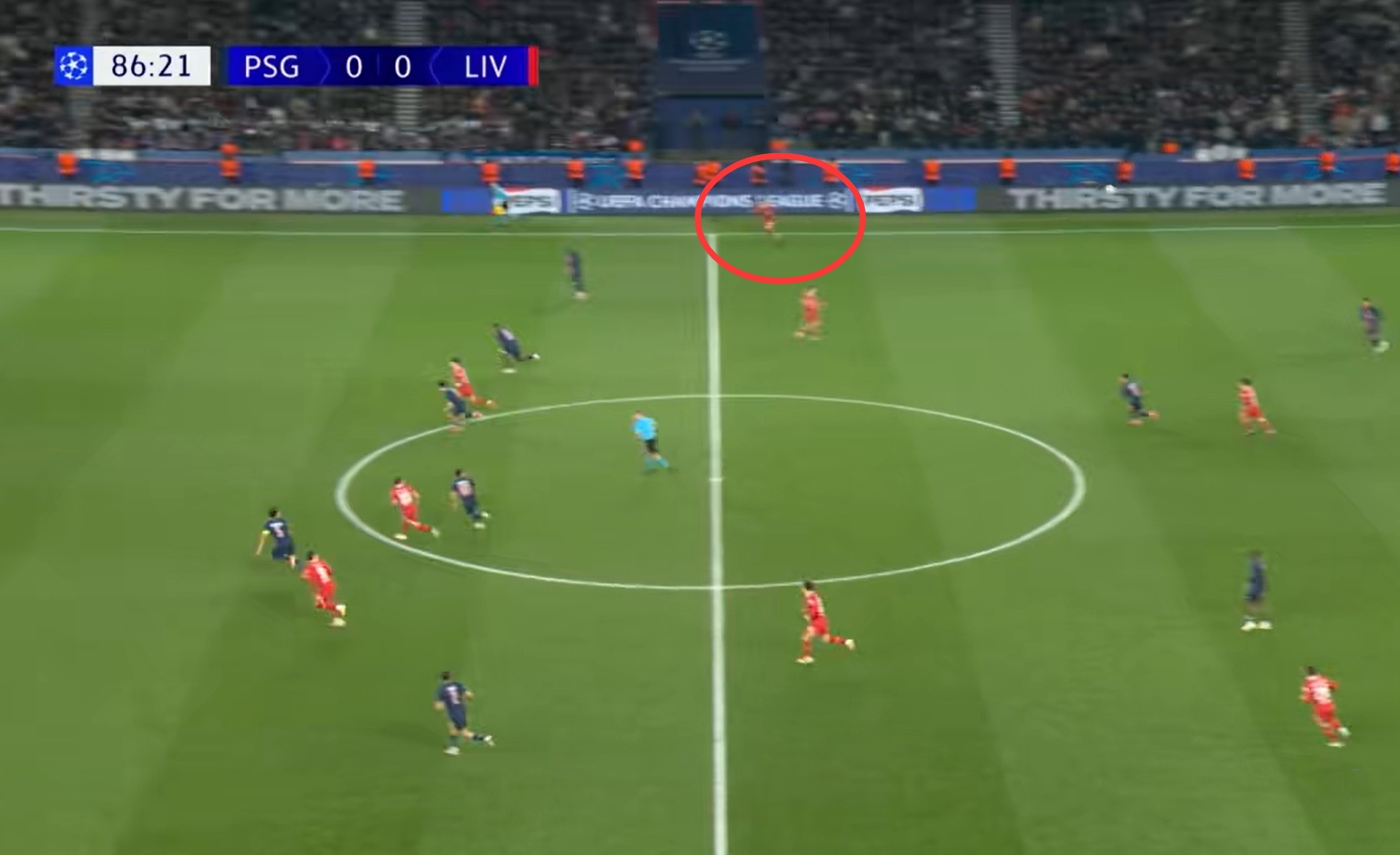 太賊了！埃利奧特走回己方半場并起跑，在門德斯盲區(qū)飛速插上絕殺