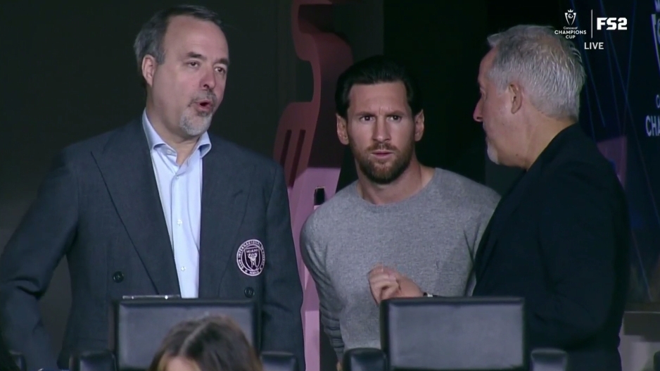 今日休息不出場(chǎng)，梅西傷缺在場(chǎng)邊觀戰(zhàn)，新發(fā)型清清爽爽