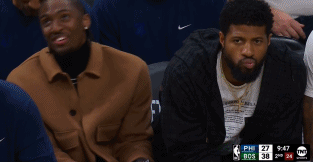 在想什么？76人殘陣力拼凱爾特人 場邊喬治若有所思 馬克西笑呵呵