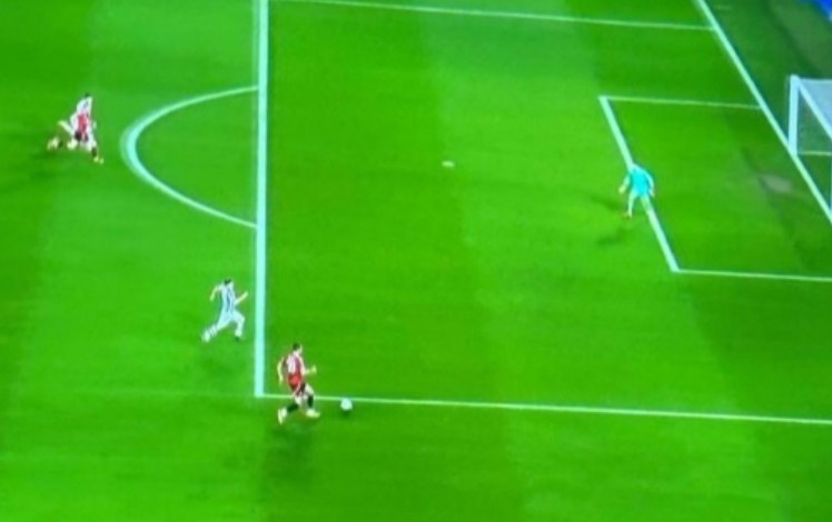 絕佳機(jī)會(huì)未傳球！霍伊倫比賽中向達(dá)洛特表達(dá)不滿，對(duì)方擊掌致歉