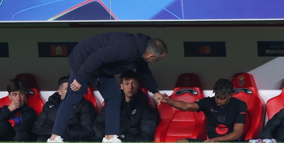 提前被換下！每體：亞馬爾下場后感到沮喪，弗里克上前交談&鼓勵