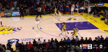 追平比分！詹姆斯弧頂借掩護(hù)三分射進(jìn) 獻(xiàn)“拉塞爾”經(jīng)典慶祝動作