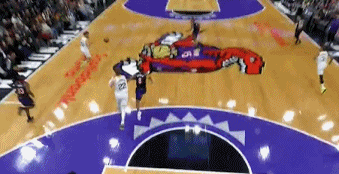 電光火石！朱贊持球突破頂著巴恩斯右手上籃壓哨穩(wěn)穩(wěn)命中