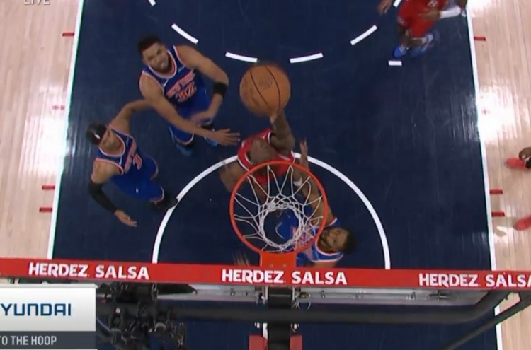 回頭望月！小卡猶豫步突破 籃下面對圍剿背對籃筐拋進