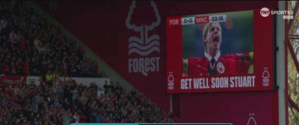 森林vs曼城賽中球迷鼓掌一分鐘，向因健康問題入院的皮爾斯送祝福