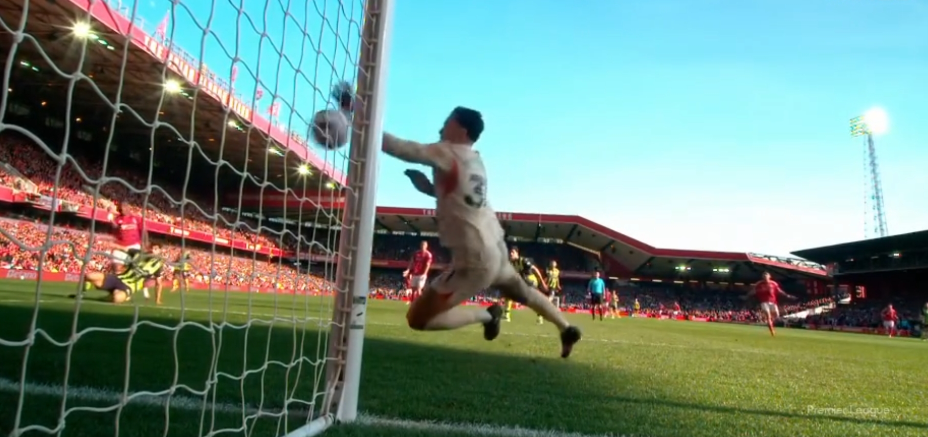 這...埃德森沒封住球門近角，奧多伊的射門從他手掌下方竄進球門