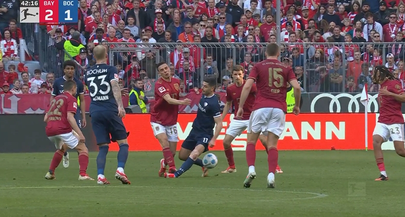 拜仁10人應戰(zhàn)！帕利尼亞出球后踩踏對手腳踝，裁判直紅將其罰下