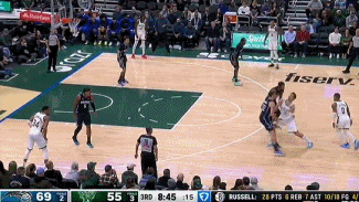 手感完全開了！利拉德接連后撤步高難度三分命中打停魔術(shù)！