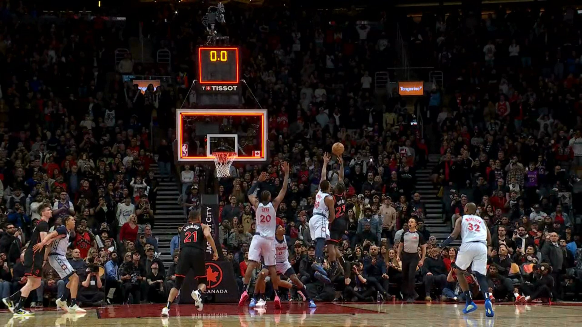 本來都在慶祝了！謝德舍身殺入內(nèi)線絕殺上籃打進(jìn) 但回放確認(rèn)超時