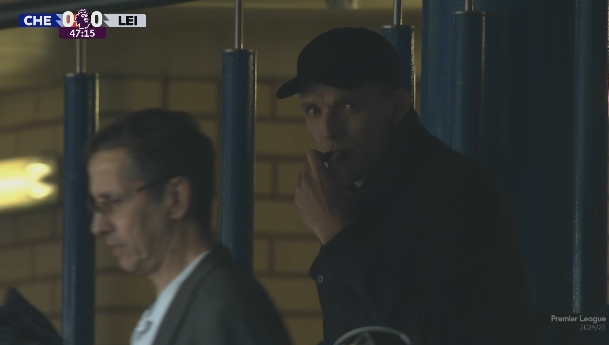 吃啥呢？圖赫爾觀戰(zhàn)老東家切爾西比賽，邊看邊從兜里掏零食