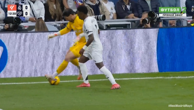 太夸張了吧！巴列卡諾門將想過維尼修斯，兩人角旗區(qū)PK了30秒！