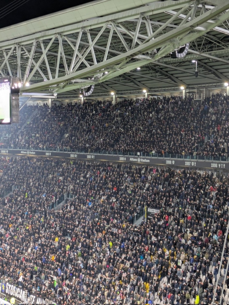 記者：尤文死忠比賽期間高呼“受夠你們了！尊重這件球衣！”