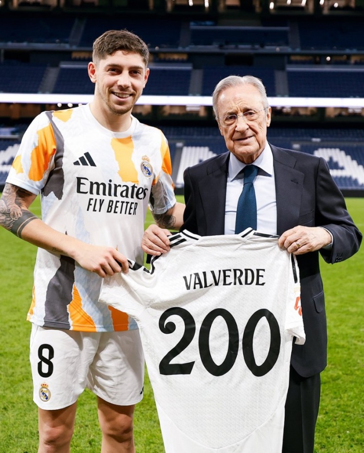 巴爾韋德代表皇馬出戰(zhàn)200場西甲，賽后獲贈紀(jì)念球衣