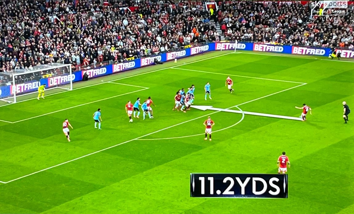 人墻失誤？轉(zhuǎn)播顯示B費(fèi)任意球距槍手人墻11.2碼，規(guī)則僅要求10碼