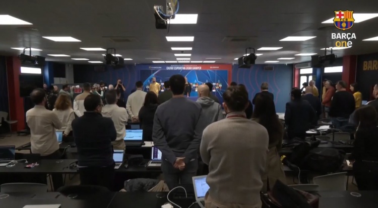 歐冠對陣本菲卡賽前發(fā)布會，弗里克&記者為米尼亞羅默哀1分鐘