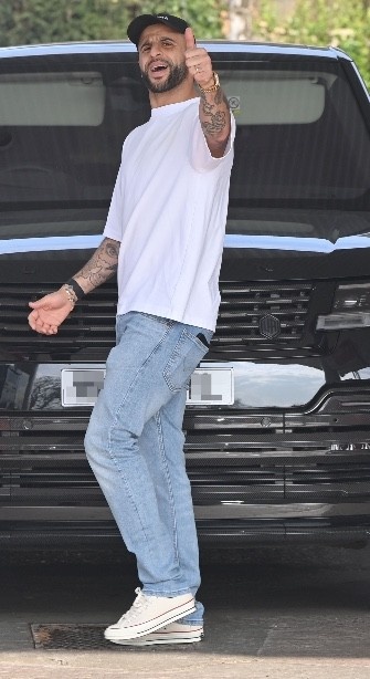 太陽報(bào)：沃克被拍到和妻子安妮一起出行，據(jù)說他們正在解決問題