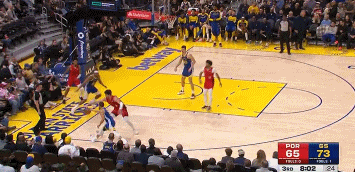 穆迪拼搶前場(chǎng)板后抹過防守 沖到內(nèi)線就是一個(gè)暴扣