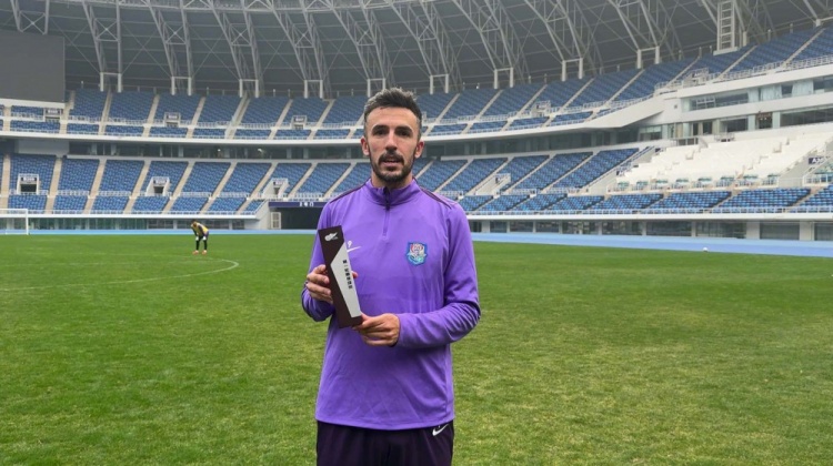 收到第一輪最佳球員獎(jiǎng)杯！基萊斯感言：希望能獲得更多這樣的獎(jiǎng)項(xiàng)