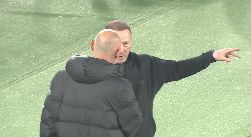 聊啥呢？穆斯卡特賽后與橫濱主帥寒暄，后者曾任英格蘭切爾西助教