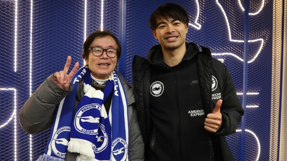 真愛！72歲日本老球迷支持布萊頓50年 被邀請現(xiàn)場看球&合影三笘薰