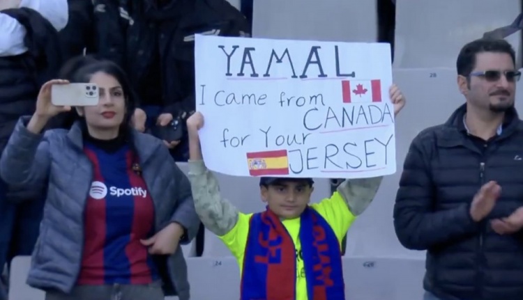 遠(yuǎn)渡重洋！現(xiàn)場小球迷手舉橫幅：我來自加拿大，想要亞馬爾的球衣