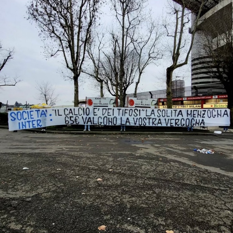 票價(jià)上漲&現(xiàn)場球迷顯著減少，國米死忠拉橫幅：65歐票價(jià)太可恥！